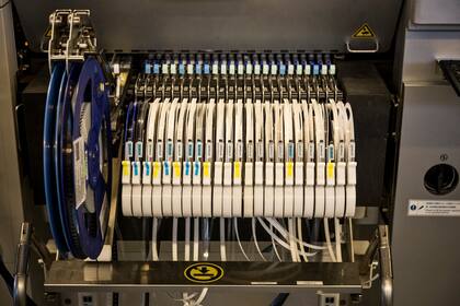 Las cintas de componentes para ser presentadas sobre la placa a través de un robot.