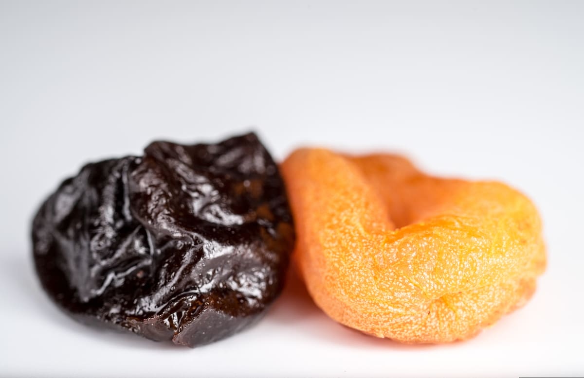 La fruta rica en proteínas que ayuda a ganar músculo y a fortalecer los huesos después de los 45 años