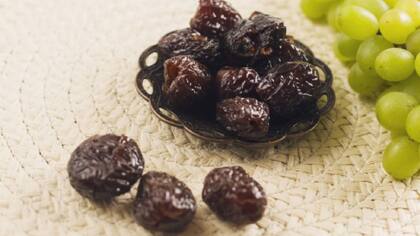 Las ciruelas pasas son frutas ricas en fibras y antioxidantes
