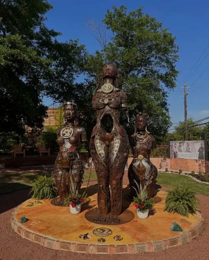 Las cirujanas Anarcha, Lucy y Betsy representadas por la escultora y artista Michelle Browder en el monumento a las Madres de la Ginecología en Montgomery, Alabama