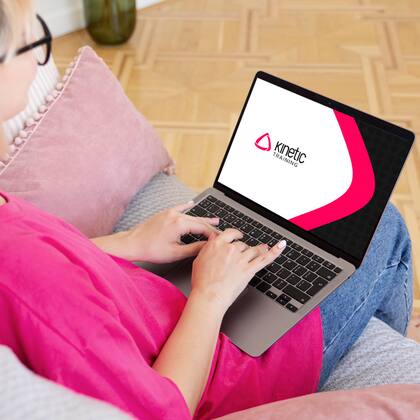 Las clases de Kinetic Training están pensadas para generar impacto real en el trabajo cotidiano, con docentes cercanos, ejercicios dinámicos y materiales actualizados.