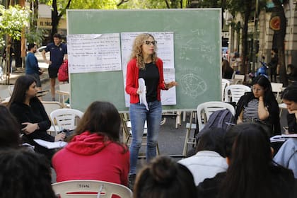 Las clases en la vía pública, que se vienen practicando de manera cada vez más organizada desde principios de la semana, también tienen complicaciones
