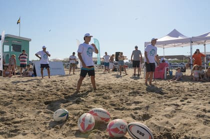 Las clínicas abiertas de rugby, vóley y surf en Pinamar se convirtieron en espacios de encuentro y aprendizaje al aire libre, donde el juego, el movimiento y el intercambio con referentes del deporte fueron protagonistas.