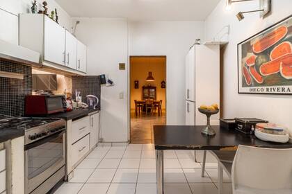 Las cocinas suelen ser muy espaciosas y en algunos casos se integran al living comedor