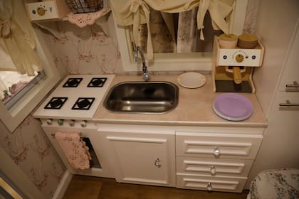 Las cocinitas con bajo mesadas de una cocina real –en MDF de 18 milímetros con terminación de laca poliuretánica– están hechas con porcelanato líquido y las bachas son de acero Johnson