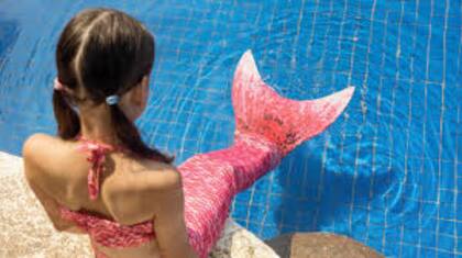 Las colas de sirena restringen la movilidad de los pies y las piernas de los niños