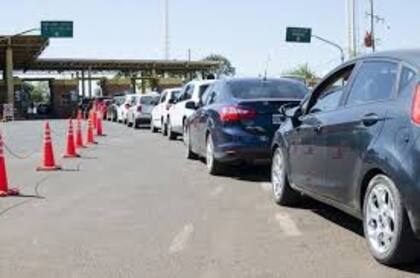 Las colas en el puente Roque González, una constante sobre todo cuando el dólar se retrasa