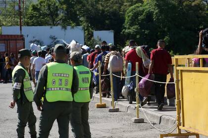 Las colas para cruzar la frontera en el paso fronterizo.