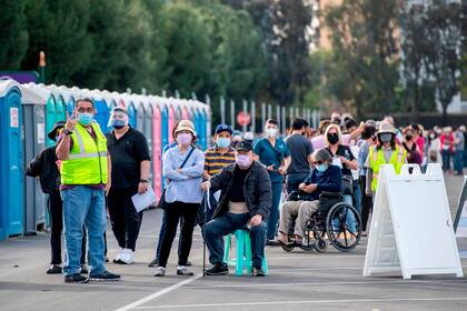 Las colas para vacunarse en Disneyland; muchos se quejaron de la espera, a pesar de tener cita previa