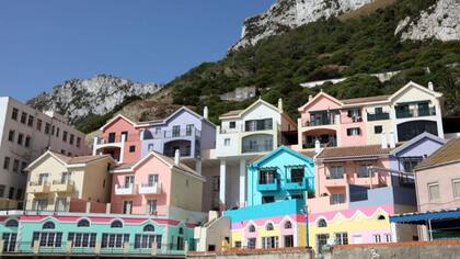 Las coloridas fachadas de las casas podrían hacerlo a uno sentirse transportado al norte de Italia