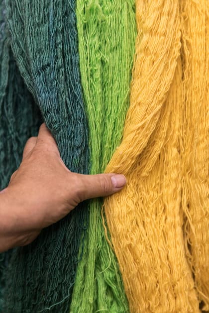 Las coloridas lanas en el taller de la familia Avar Saracho.