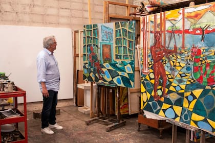Las coloridas obras de Duilio Pierri en su casa quinta taller.