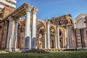 Las columnas corintias de la catedral siguen en pie