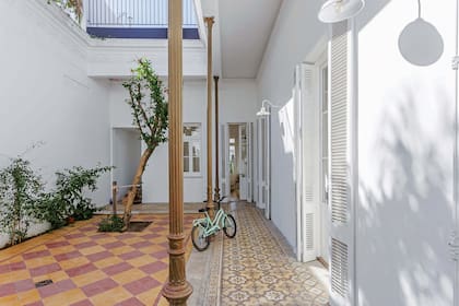 Las columnas datan de 1920 y fueron restauradas con todo su ornamento. Sostienen la galería, aunque no la estructura de la planta alta, que es independiente.