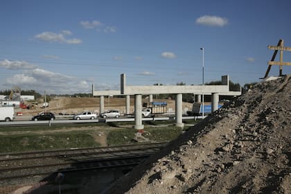 Las columnas del puente que cruza la ruta provincial 205