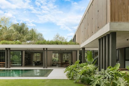 Las columnas son de hormigón con terminación negro texturado, lo que las hace desaparecer visualmente.