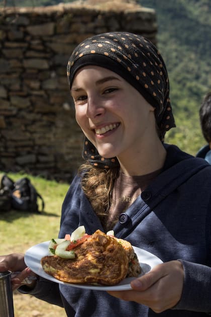 Las comidas son preparadas por los guías y sirven para recuperar fuerzas en la travesía. Foto: Luis Agote