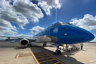 El Gobierno restringió los viajes oficiales en clase ejecutiva y fijó un tope a la cantidad de funcionarios por comitiva