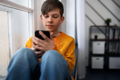 Las compañías que manejan las redes sociales deben impedir que personas menores de 14 años establezcan contratos para convertirse en titulares de cuentas