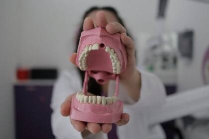 Las compañías que venden alineadores por internet le piden a sus clientes que hagan los moldes de sus propios dientes para evaluar el tratamiento a seguir.