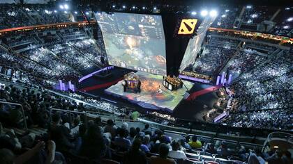 Las competencias de eSports convocan multitudes, como en este encuentro del campeonato The International Dota 2 en el Key Arena de Seattle, Washington, en 2015