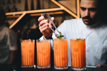 Las competencias simulan servicios ajetreados en un bar. Miden la capacidad del bartender para responder con eficiencia y prolijidad