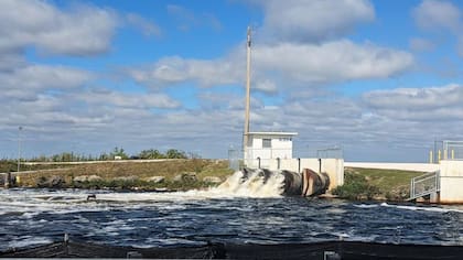 Las compuertas contra inundaciones a lo largo del Tamiami Trail envían agua a un canal, que eventualmente desembocará en la Bahía de Biscayne