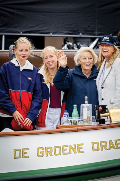 Las condesas Zaria y Luana y la princesa Mabel junto a la reina Beatriz, a bordo de Groene Draeck (El Dragón Verde), el barco de la monarca de los Países Bajos, durante un paseo por los canales de Ámsterdam, en agosto pasado
