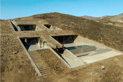 Las condiciones climáticas fueron un factor decisivo para que los arquitectos optaran por hacer la casa "dentro" de la montaña