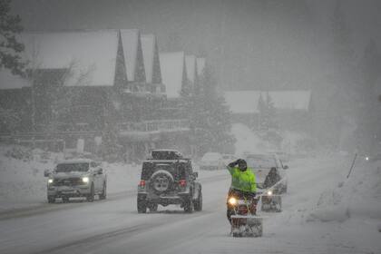 Las condiciones climáticas invernales suelen motivar a los conductores a calentar sus autos antes de iniciar un viaje (AP Foto/Brooke Hess-Homeier) - Imagen de archivo
