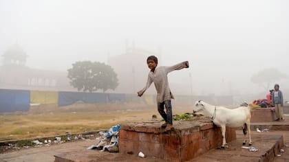 Una espesa neblina gris envolvió la capital de India la contaminación golpea niveles peligrosos. La Asociación Médica India dijo que Nueva Delhi estaba en medio de una "emergencia de salud pública"
