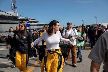 Simona De Silvestro (izquierda) y Katherine Legge caminan hacia una sesión de autógrafos en Daytona