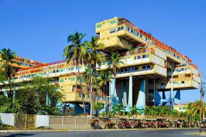 Las conexiones se dan a través de puentes y pasillos.