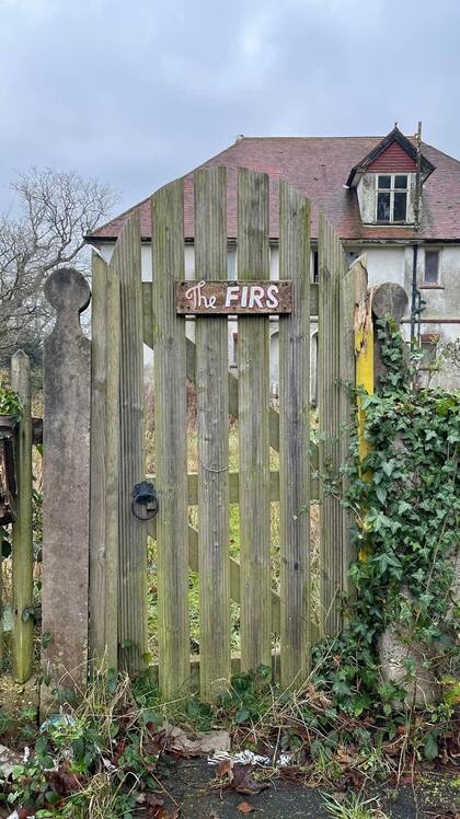 Las coníferas, así se llama la casa abandonada que genera escalofríos