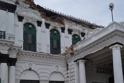 Las consecuencias: así quedó el edificio del hotel donde se alojaron en Katmandú y que data de 1930