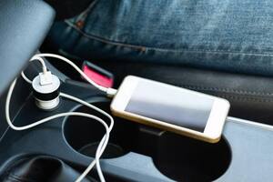 Las consecuencias de cargar el celular con el carro