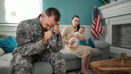 Las consecuencias psicológicas de una violación a hombres incluyen pérdida de la función sexual, infertilidad, ansiedad y depresión. El frecuente silencio sobre el tema agudiza el trauma sufrido