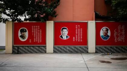 Las consignas de Xi aparecen por todas partes en Pekín junto a las del Presidente Mao