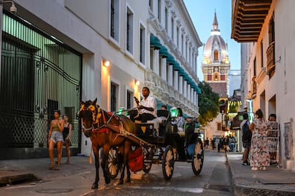 Las construcciones coloniales son parte del paisaje en las calles de Cartagena