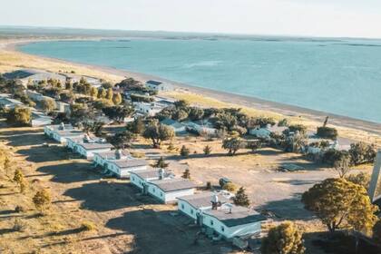 Las construcciones del lodge de Bahía Bustamante