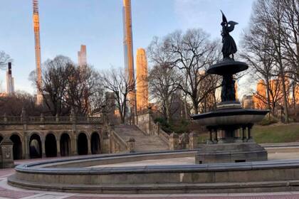 Las construcciones y monumentos también permanecen vacías.