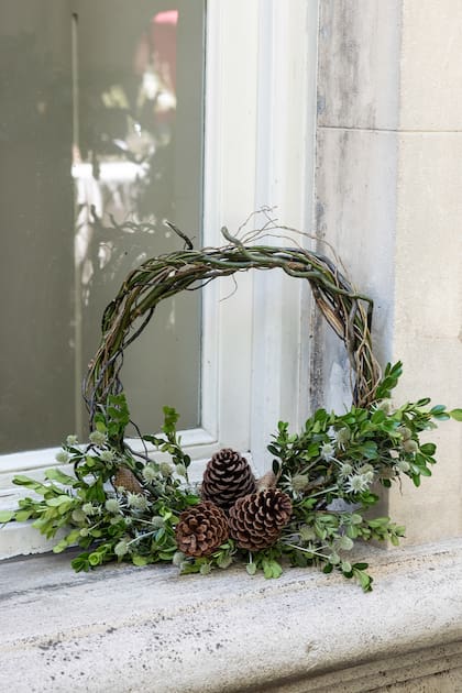 Las coronas puede ir apoyadas en ventanas o mobiliarios para crear un ambiente único y armonioso.