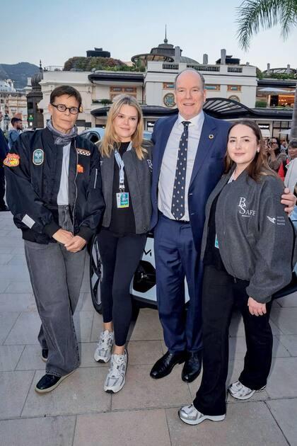 Las corredoras posan con Alberto y
Estefanía de Mónaco