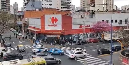 Las corridas para huir de disparos que hubo este martes en el centro de Avellaneda por una interna en la barra brava de Independiente.