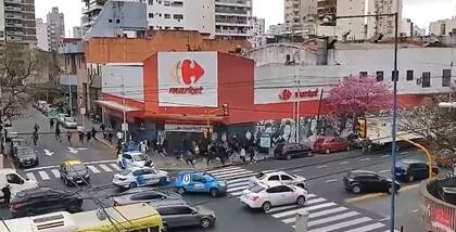 Las corridas para huir de disparos que hubo este martes en el centro de Avellaneda por una interna en la barra brava de Independiente.