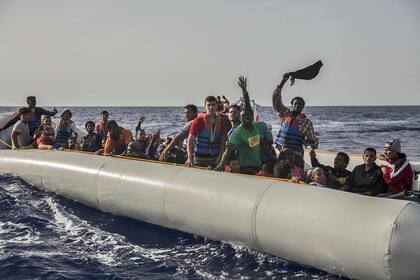 Las corrientes migratorias, como estos libios a la deriva en el Mediterráneo, son un tema central en el discurso populista