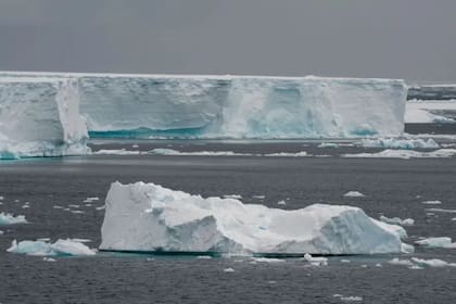 Las corrientes oceánicas crearon tensiones en el iceberg A-68 que provocaron que se desprendieran secciones para formar icebergs más pequeños