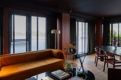 Las cortinas de madera siempre generan un juego de luz y sombra que aporta carácter al ambiente.