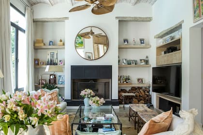 Las cortinas de organza de lino, con mucho cuerpo y arrastre, son un diseño exclusivo de Melissa para su casa.