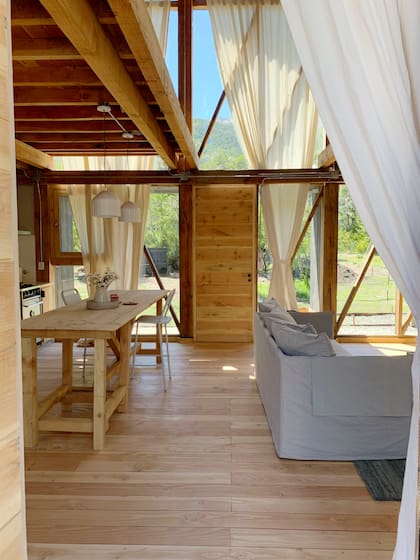 “Las cortinas de tusor miden seis metros de altura. Colgarlas fue una odisea”, recuerdan los dueños de casa.